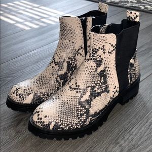 Universal Thread Snake Skin Booties